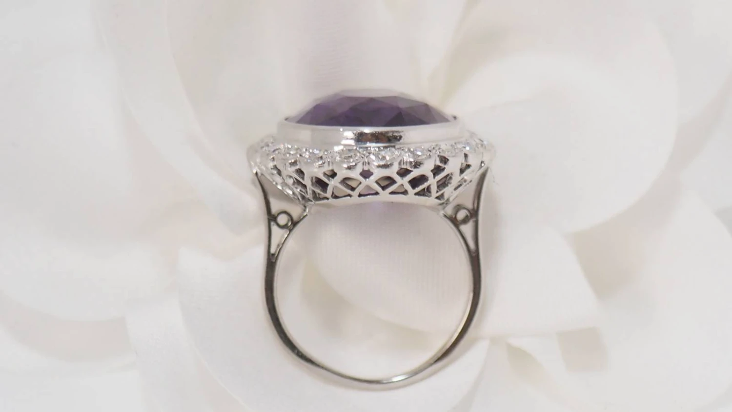 Bague Or Blanc Et Platine, Corindon Violet Et Diamants 7 Bague Or Blanc Et Platine, Corindon Violet Et Diamants – Image 7