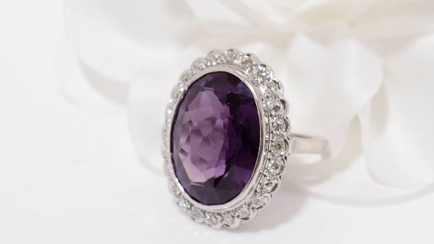 Bague Or Blanc Et Platine, Corindon Violet Et Diamants 5 Bague Or Blanc Et Platine, Corindon Violet Et Diamants – Image 5