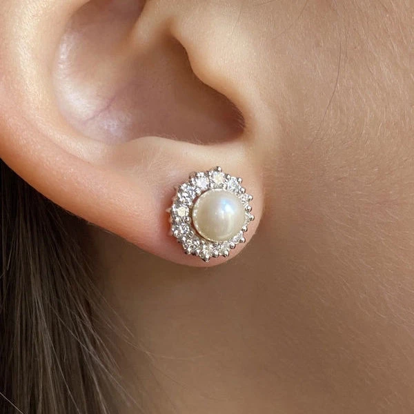 Boucles D'oreilles Puces En Or Blanc, Perle Et Diamants 2 Boucles D'oreilles Puces En Or Blanc, Perle Et Diamants – Image 2