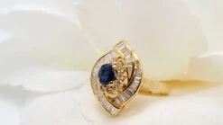 Bague Entourage En Or Jaune, Saphir Et Diamants Baguettes -Castafiore Boutique mc WXqnYLAtx