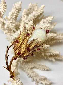 Broche En Or 18 Carats Ornée D’une Importante Opale Et De 13 Rubis, Vers 1960 -Castafiore Boutique mc cGIB7Zm4A