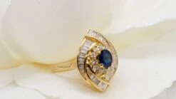 Bague Entourage En Or Jaune, Saphir Et Diamants Baguettes -Castafiore Boutique mc zPbROVxXv4