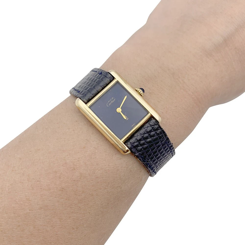 Miller Montre CARTIER "Tank Must" Argent Plaqué Or, Cadran Laqué Bleu. 2 Miller Montre CARTIER "Tank Must" Argent Plaqué Or, Cadran Laqué Bleu. – Image 2