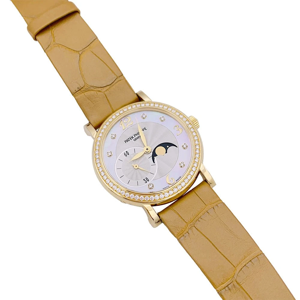 Miller Montre PATEK PHILIPPE "Calatrava Moon Phase" Or Jaune, Nacre, Diamants, Cuir. 5 Miller Montre PATEK PHILIPPE "Calatrava Moon Phase" Or Jaune, Nacre, Diamants, Cuir. – Image 5