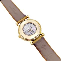 Miller Montre PATEK PHILIPPE "Calatrava Moon Phase" Or Jaune, Nacre, Diamants, Cuir. 8 Miller Montre PATEK PHILIPPE "Calatrava Moon Phase" Or Jaune, Nacre, Diamants, Cuir. -Castafiore Boutique montre patek philippe calatrava moon phase or jaune nacre diamants cuir 856004