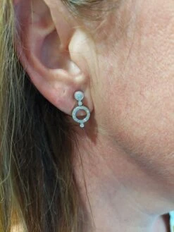 Paire De Boucles D'oreilles ANTONINI En Or Blanc Et Diamants -Castafiore Boutique paire de boucles doreilles antonini en or blanc et diamants 250227