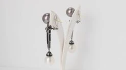 Paire De Pendants D'oreilles En Or Blanc Diamants Cognacs Et Perles -Castafiore Boutique paire de pendants doreilles en or blanc diamants cognacs et perles 293210