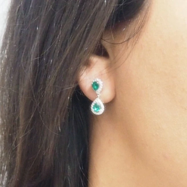 Pendants D'oreille En Or Blanc, émeraudes Et Diamants 2 Pendants D'oreille En Or Blanc, émeraudes Et Diamants – Image 2