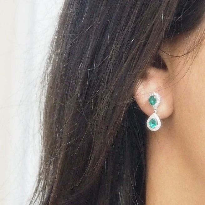 Pendants D'oreille En Or Blanc, émeraudes Et Diamants 5 Pendants D'oreille En Or Blanc, émeraudes Et Diamants – Image 5