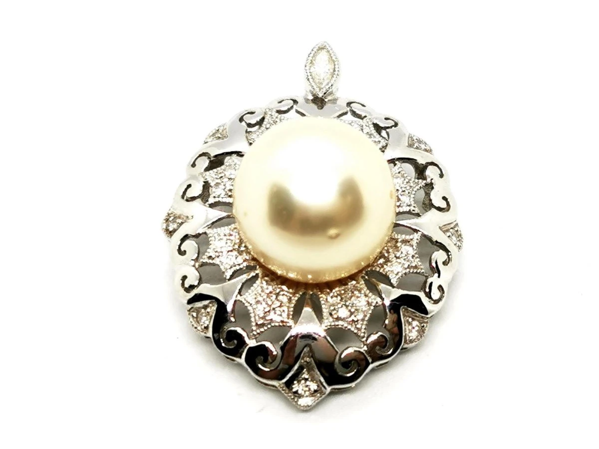 Pendentif En Or Blanc, Diamants Et Perle 1 Pendentif En Or Blanc, Diamants Et Perle