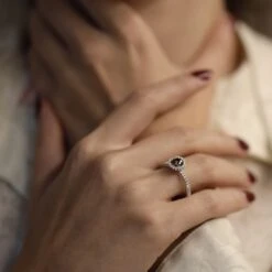 Bague Solitaire DE BEERS En Platine Et Diamants 13 Bague Solitaire DE BEERS En Platine Et Diamants -Castafiore Boutique solitaire de beers en platine aura avec diamant fancy dark brown de 2020 full set taille 55 146707