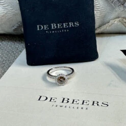 Bague Solitaire DE BEERS En Platine Et Diamants 17 Bague Solitaire DE BEERS En Platine Et Diamants -Castafiore Boutique solitaire de beers en platine aura avec diamant fancy dark brown de 2020 full set taille 55 722273
