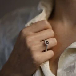 Bague Solitaire DE BEERS En Platine Et Diamants 15 Bague Solitaire DE BEERS En Platine Et Diamants -Castafiore Boutique solitaire de beers en platine aura avec diamant fancy dark brown de 2020 full set taille 55 950735